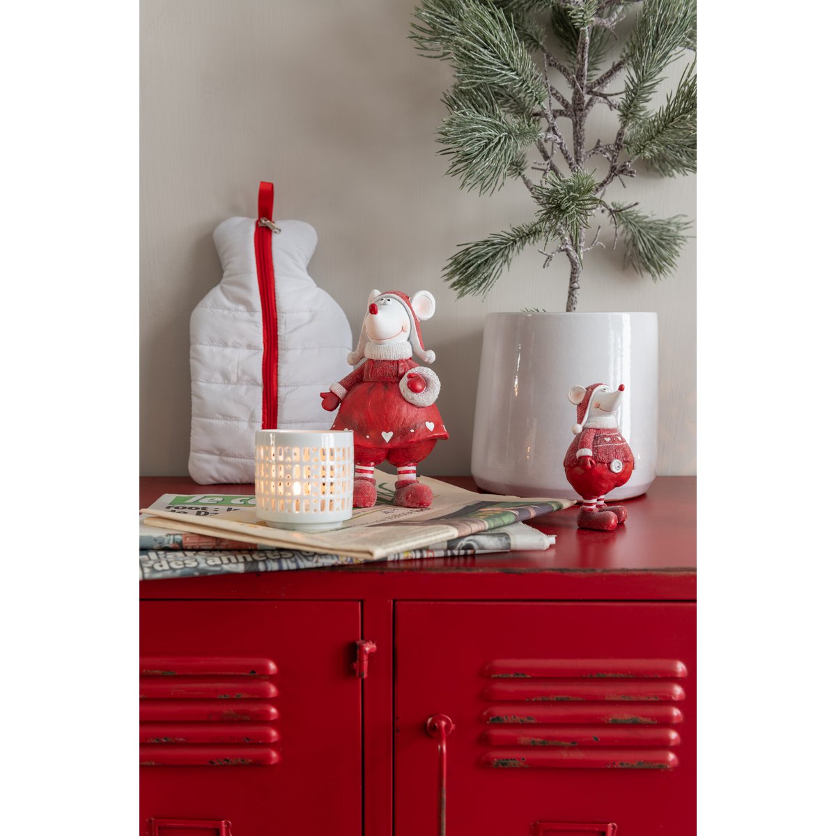 Vue d'ensemble de l'armoire J-Line rouge dans une chambre