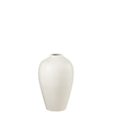 Vase J-Line sur une table, ajout décoratif pour une ambiance chic.
