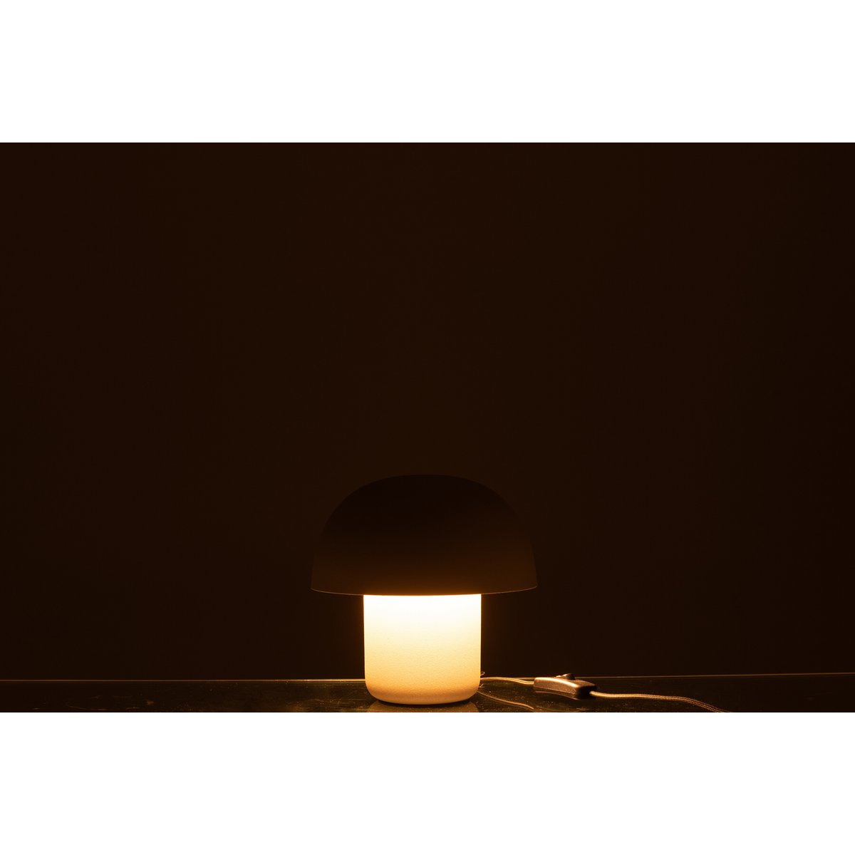 Détail de la lampe de table J-Line en métal beige