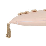 Coussin J-Line Rainbow Square rose dans un salon élégant