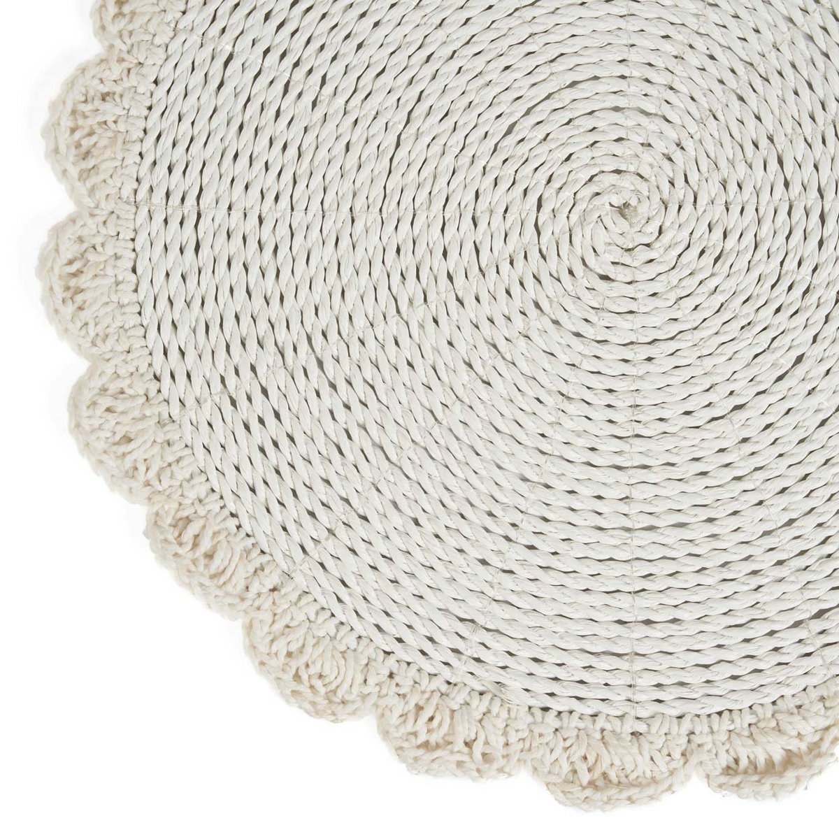 Détail du napperon en macramé, mettant en avant sa texture et son design.