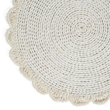 Détail du napperon en macramé, mettant en avant sa texture et son design.