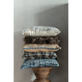 Coussin J-Line placé dans un salon boho chic