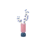 Vue rapprochée du vase en verre rose, mettant en valeur sa finition brillante.