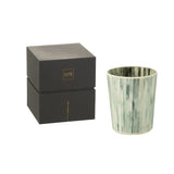 Vue rapprochée de la bougie parfumée Noa, détails du verre bleu