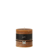 Bougie cylindrique J-Line caramel, élégante et raffinée, parfaite pour le salon.