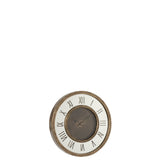 Horloge murale J-Line en situation dans un salon élégant