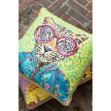 Coussin J-Line Tiger Pop Art - mise en scène sur un lit élégant