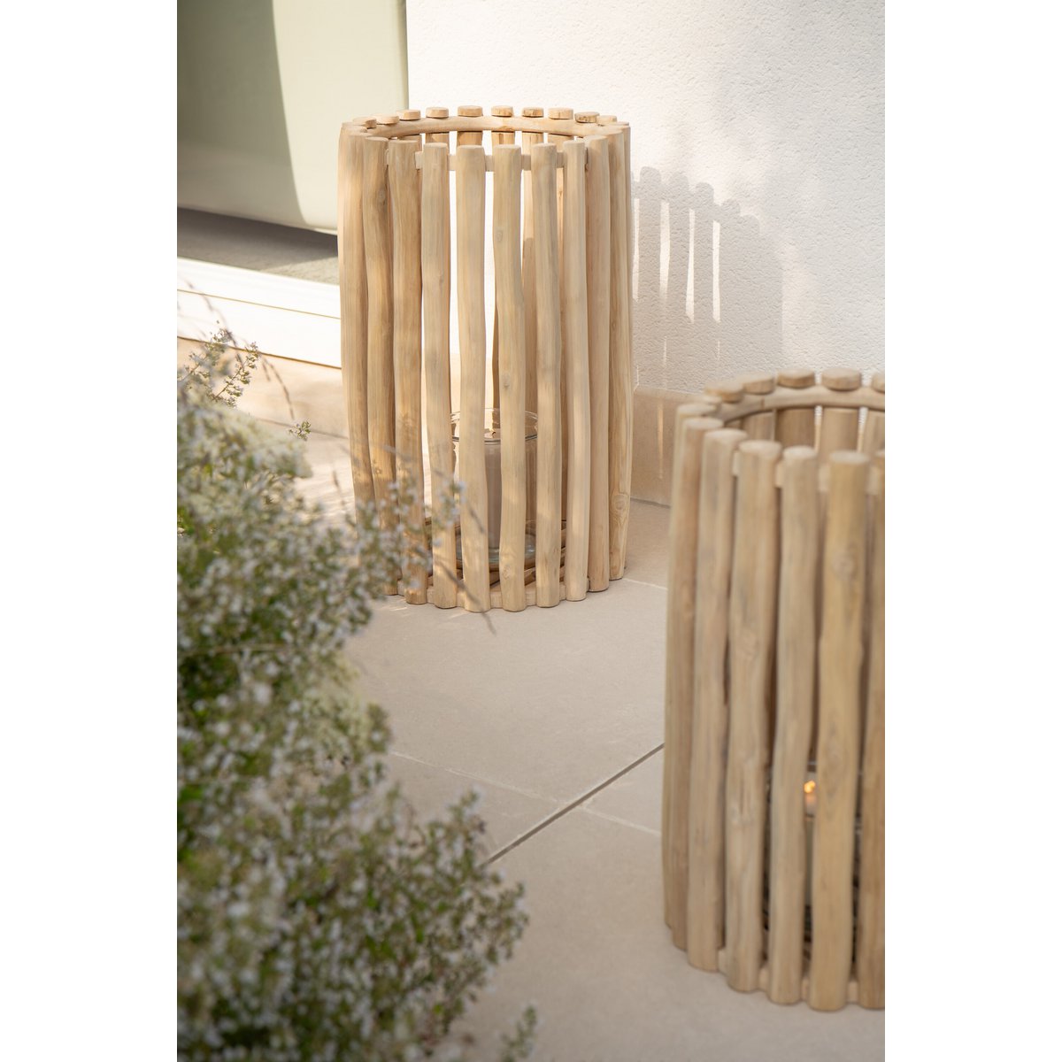 Lanterne J-Line en bois naturel dans un jardin, éclairage doux