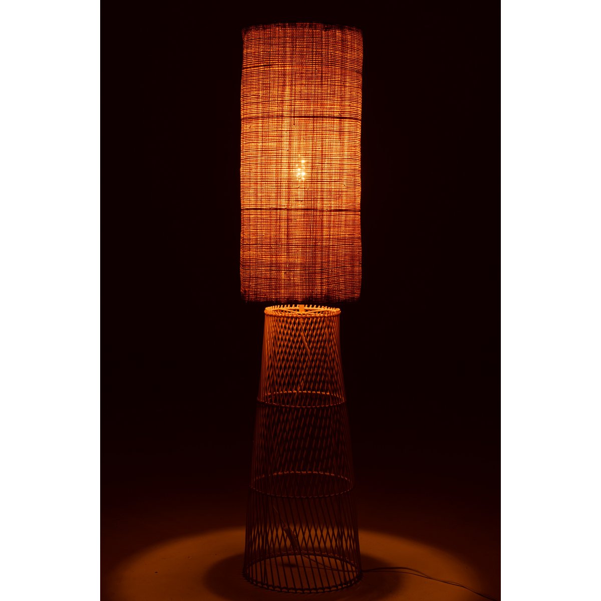 Lampe J-Line sur une table de nuit en bois