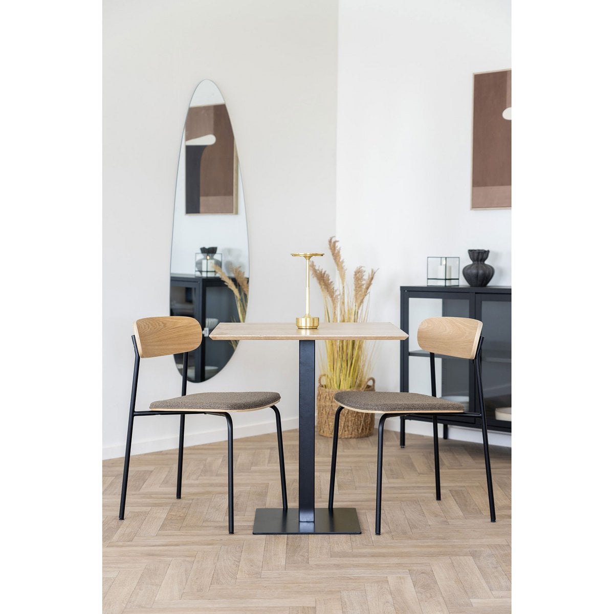 Chaise Estepona avec siège marron et pieds en métal noir
