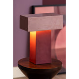 Lampe Grato Recto sur une table moderne avec décor