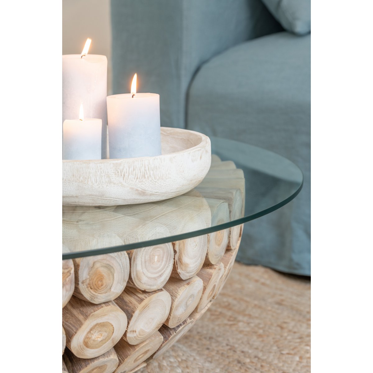 Bougie cylindrique J-Line bleu clair, vue de face avec lumière douce