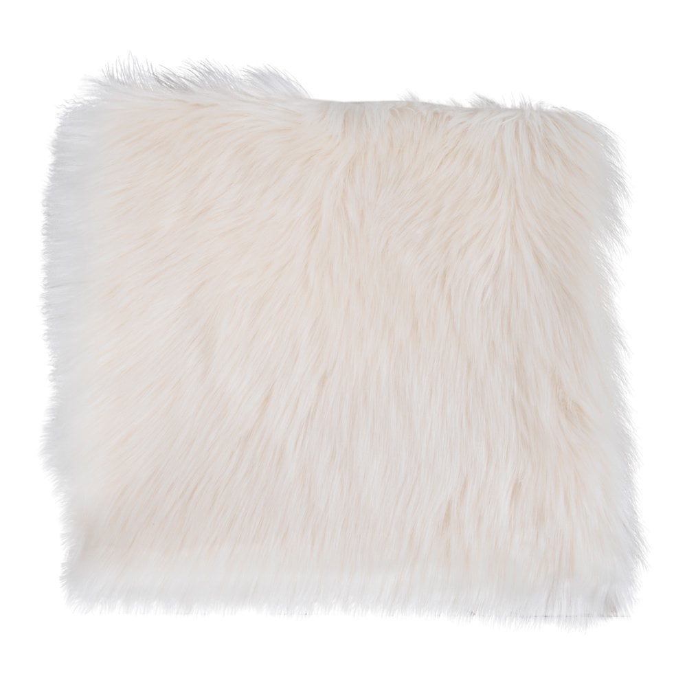 Coussin en peau d'agneau artificielle ivoire sur chaise moderne