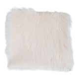 Coussin en peau d'agneau artificielle ivoire sur chaise moderne