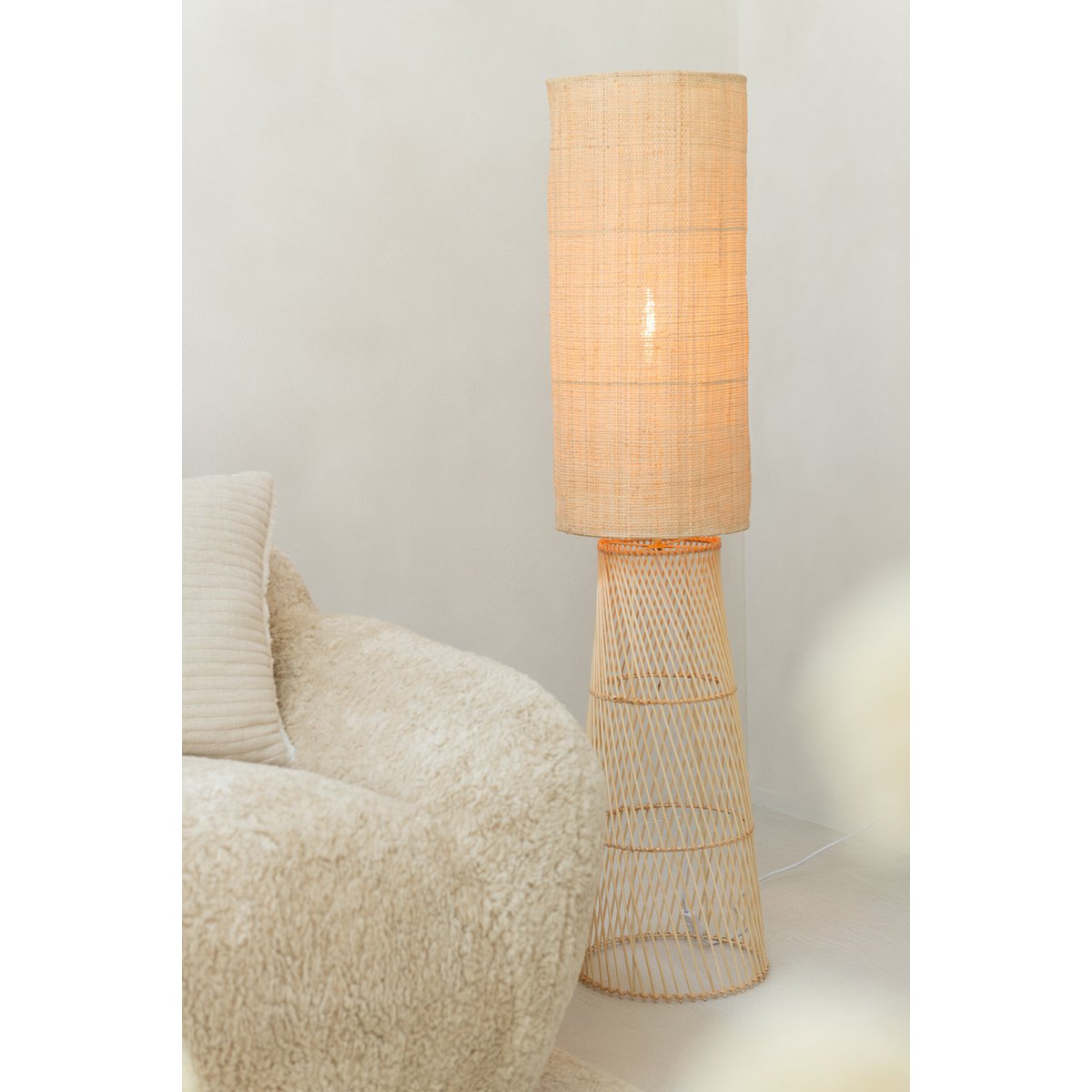 Ambiance scandinave avec la lampe J-Line dans une chambre
