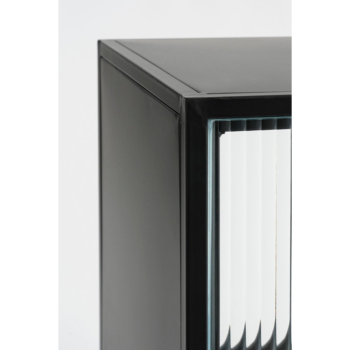 Meuble de rangement Clifton Noir stylisé dans une chambre élégante