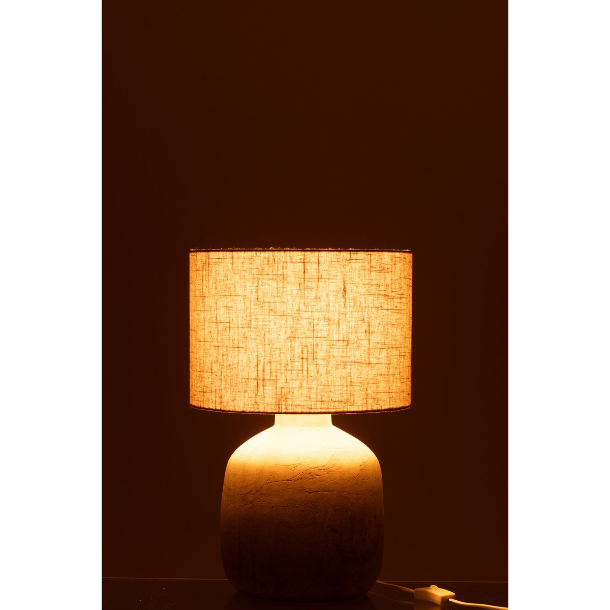Détail de la céramique beige de la lampe J-Line Mia.