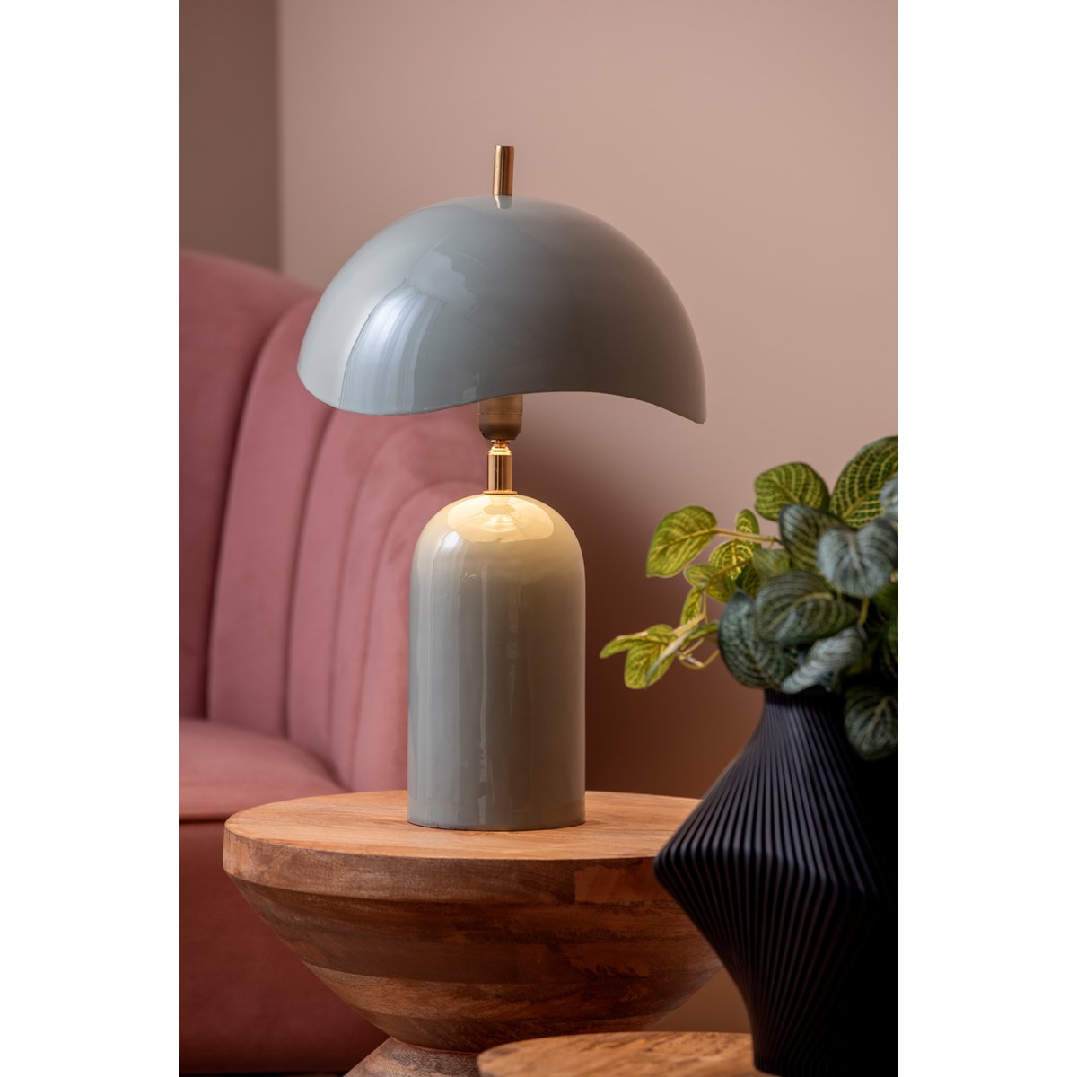 Vue d'ensemble de la lampe de table Cher dans un intérieur moderne