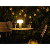 Lampe LED Soham sur une table, intégrée dans un décor élégant