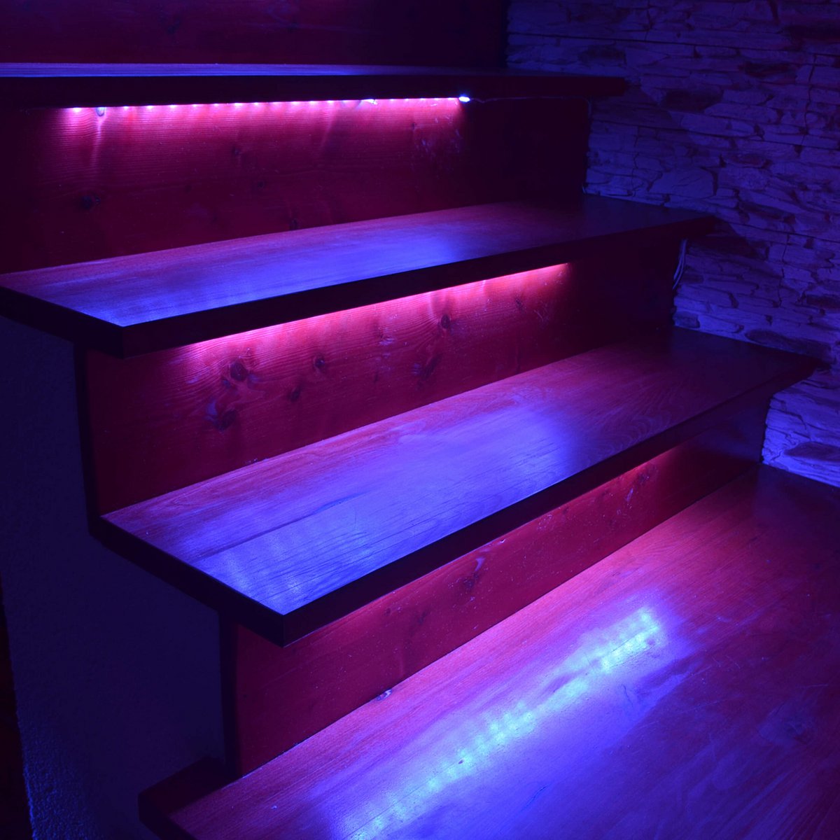 Ambiance créative avec la bande LED Stripe dans un salon élégant.