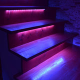 Ambiance créative avec la bande LED Stripe dans un salon élégant.