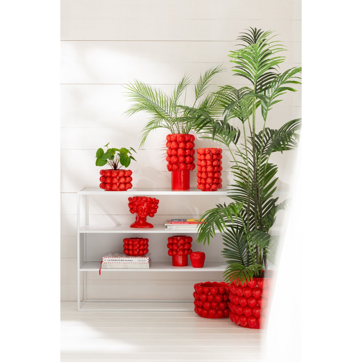 Pot de fleurs Strawberry Girl sur une table décorée