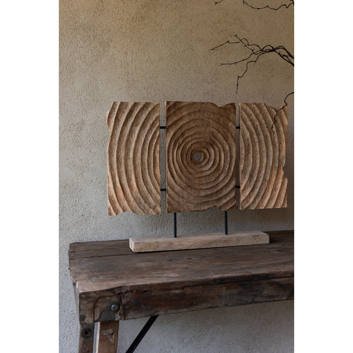 Détail du triptyque sculpté J-Line, mettant en valeur la finition en bois naturel