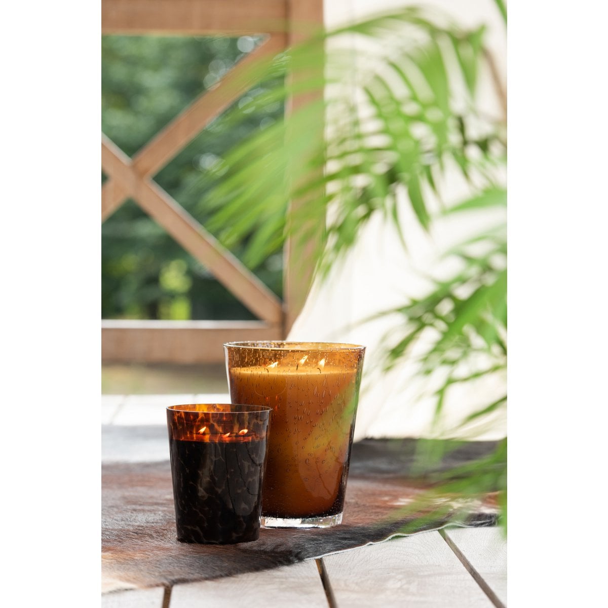 Bougie parfumée J-Line Noa en verre marron, vue de face