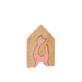 Décoration chat en bois rose posée sur une étagère