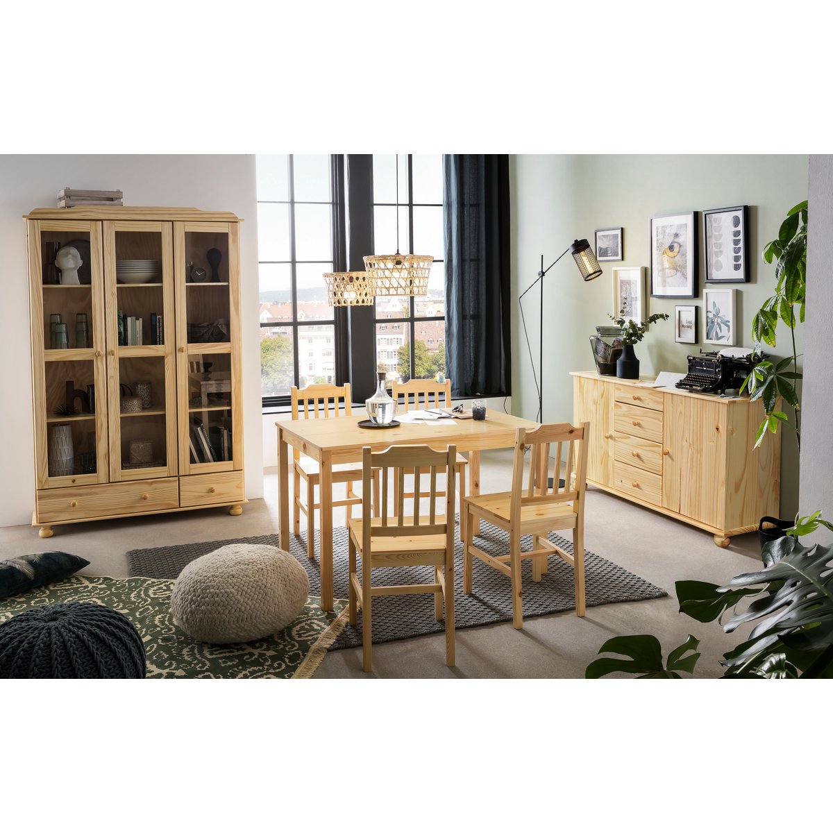 Commode en bois de pin massif avec décoration intérieure