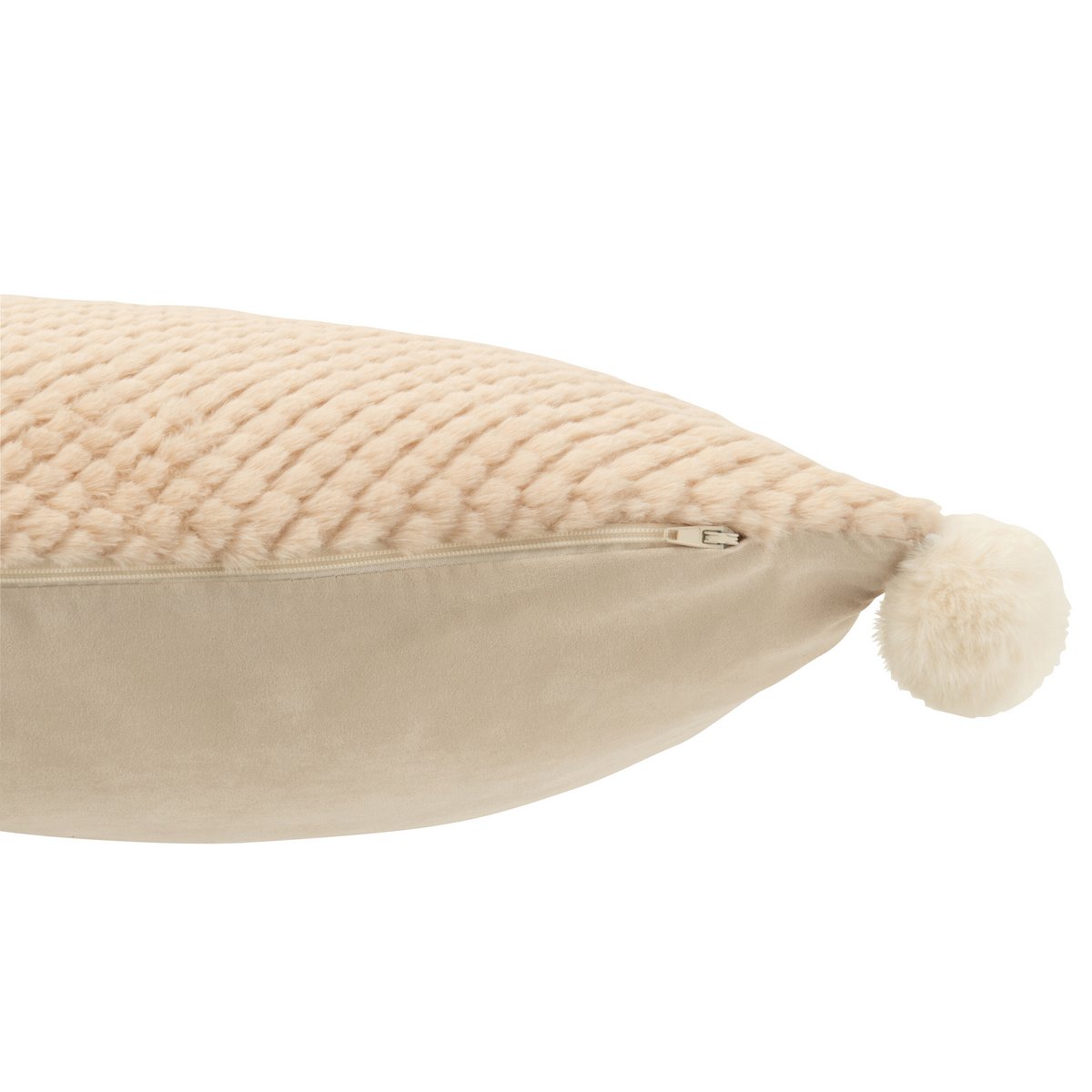Coussin J-Line Soft Pompoms placé sur un canapé élégant