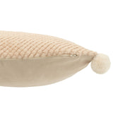 Coussin J-Line Soft Pompoms placé sur un canapé élégant