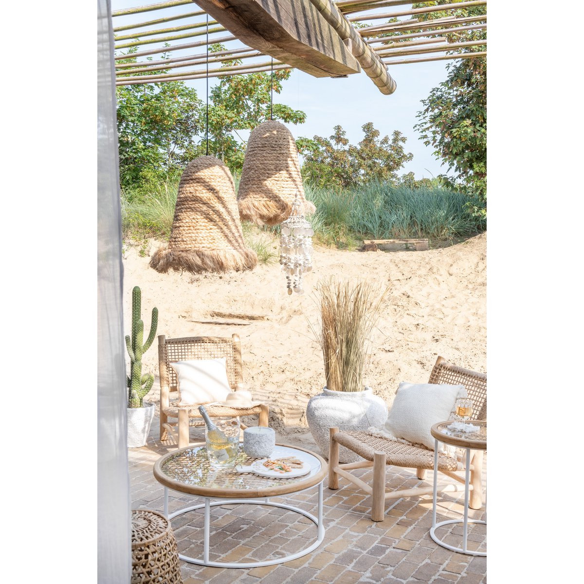 Vue latérale de la table basse J-Line en métal et épicéa