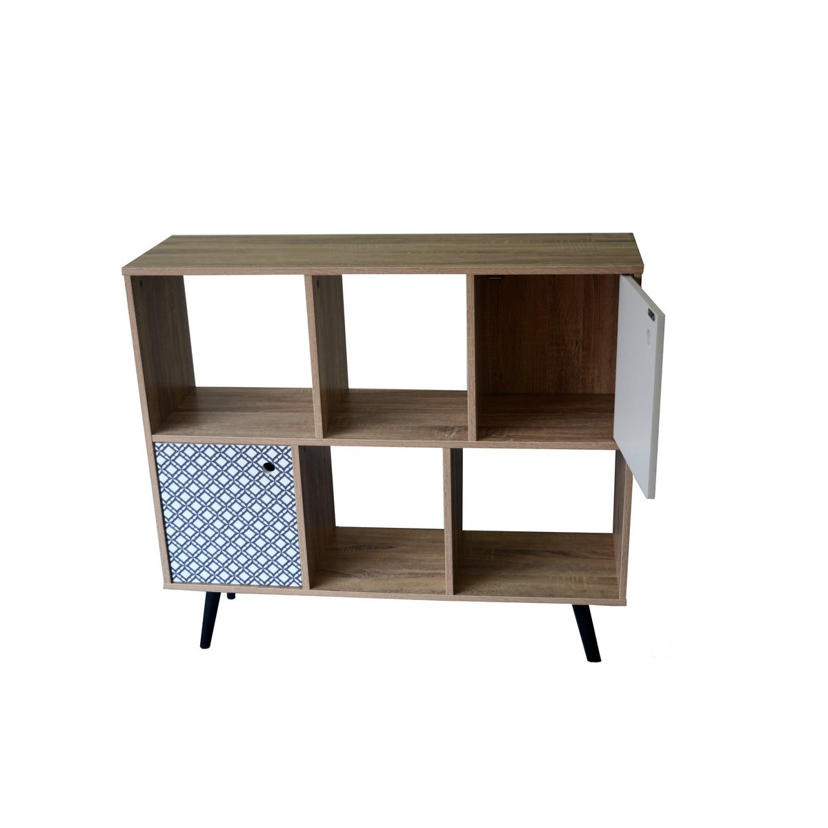 Vue de face du buffet en bois naturel dans un salon moderne