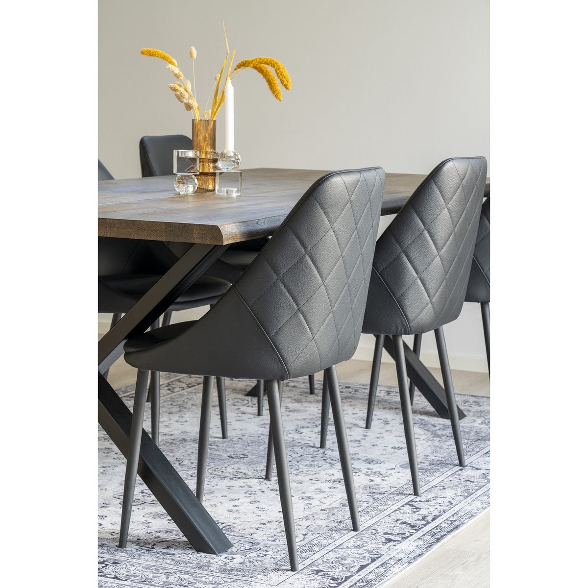 Tapis Havana noir et blanc dans un salon moderne