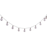 Chaîne lumineuse LED sur une table extérieure