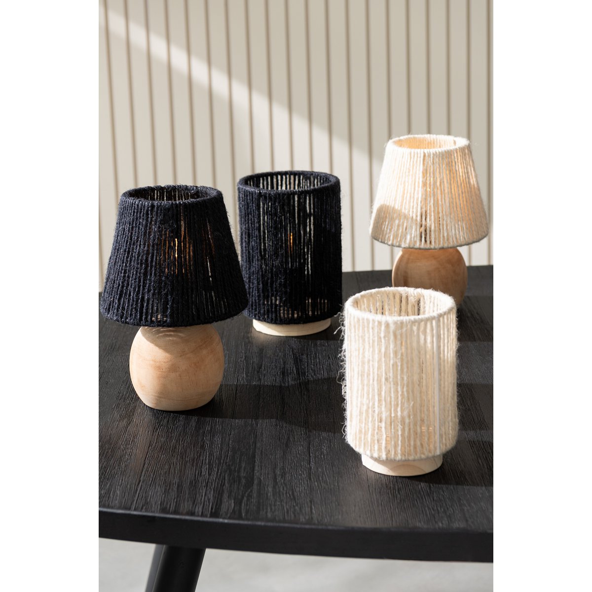 Lampe J-Line sur une table de salon moderne