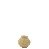 Pot J-Line Sphère en papier mâché naturel, mise en scène dans un salon