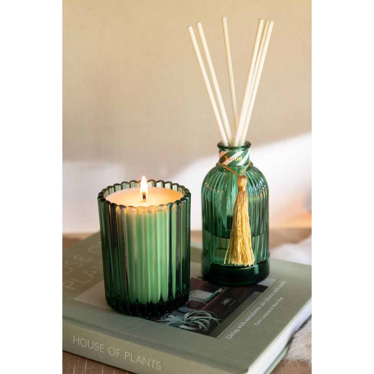Présentation des bâtonnets parfumés J-Line Elwood sur une table décorée