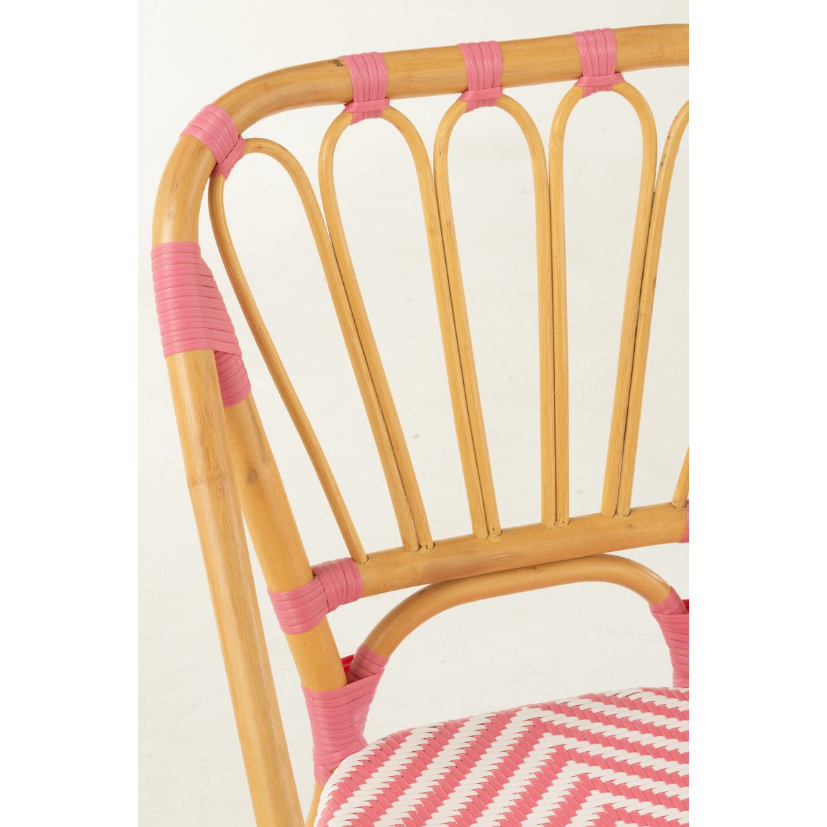 Chaise J-Line Liline avec des accessoires de décoration