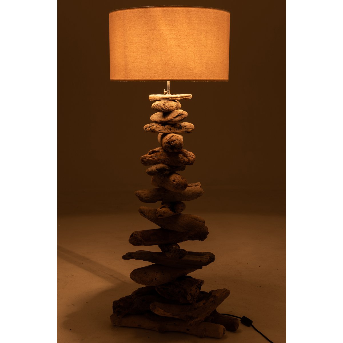 Lampadaire J-Line illuminant un salon de style scandinave