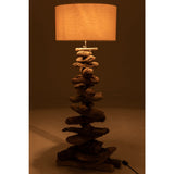 Lampadaire J-Line illuminant un salon de style scandinave
