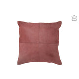 Coussin décoratif J-Line en cuir rouge sur canapé
