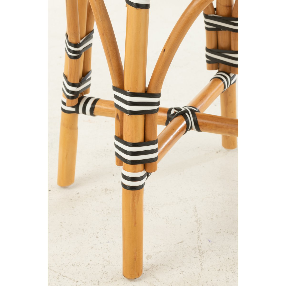 Détail du tabouret rotin noir J-Line montrant la texture