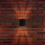 La lampe LED "Alecto" mesure 10,5 x 11,7 cm et mesure 10 cm de haut. Il se compose d'un plastique de haute qualité avec une surface légèrement structurée qui semble peinte. Timeless Black rend la lampe universellement utilisable.