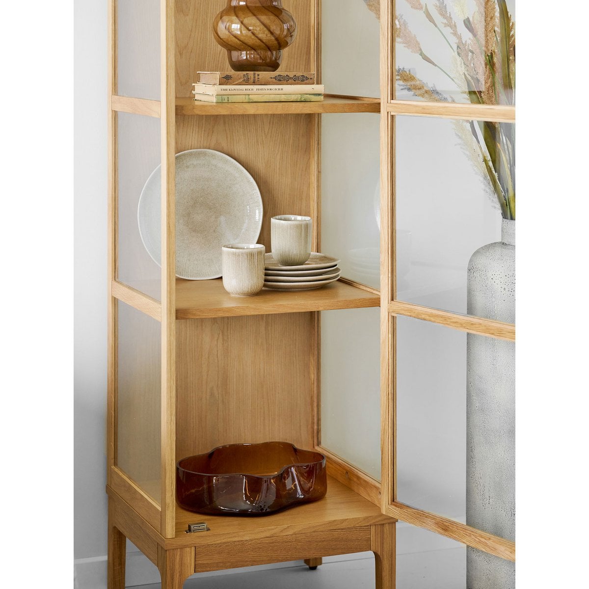 Plateau en situation dans un salon moderne, avec objets décoratifs