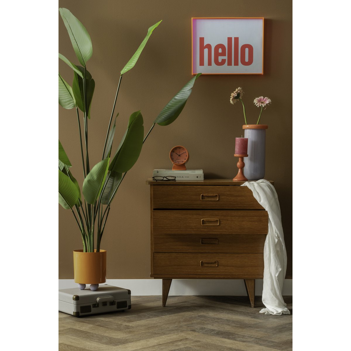Vase Plegado XL sur une table dans un salon moderne