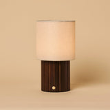 Lampe à poser rechargeable en bois marron foncé