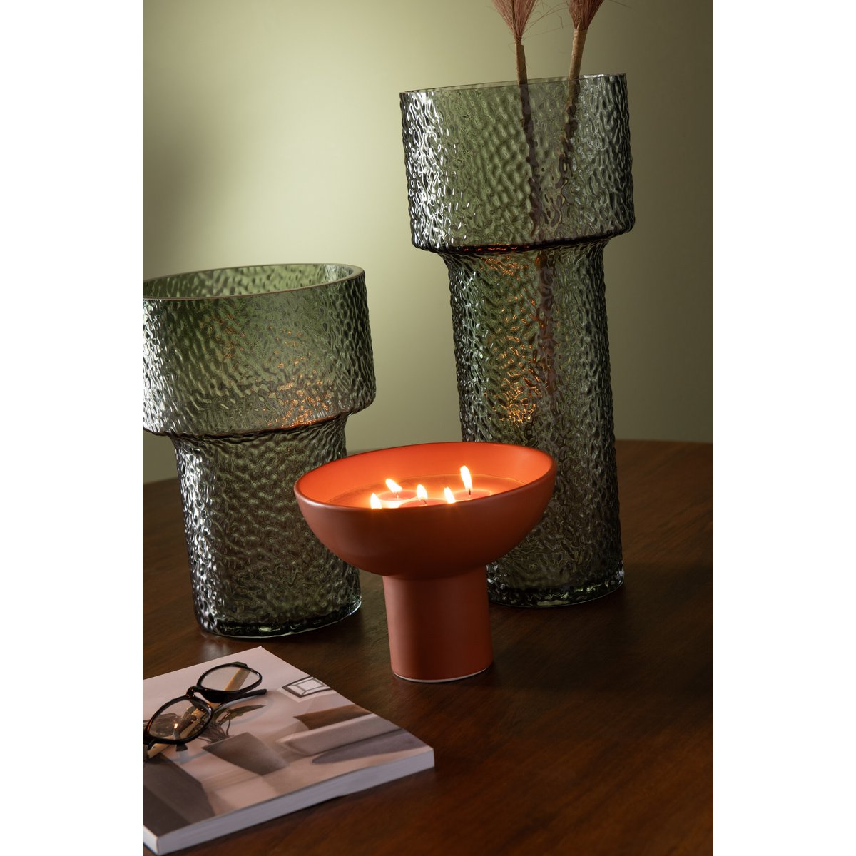 Vase Betty en verre vert, ambiance salon moderne